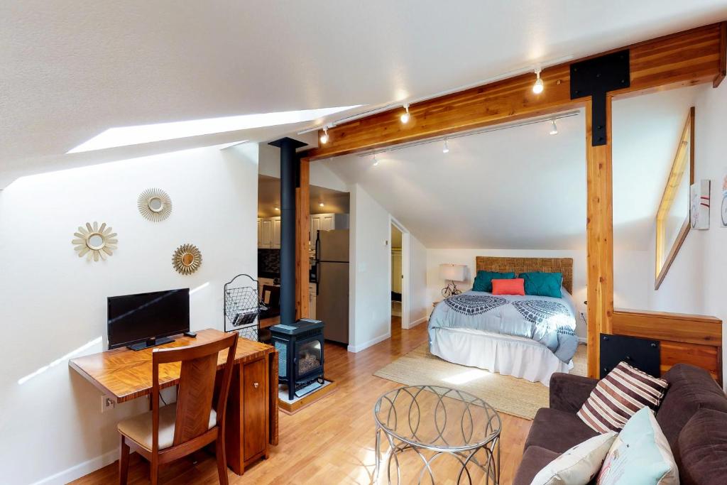 sala de estar con 1 dormitorio y 1 cama en St. Moritz- Apartment, en Girdwood