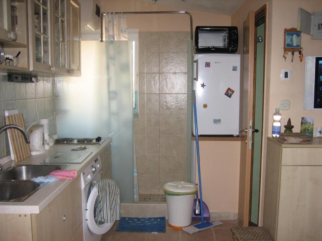 uma cozinha com um lavatório e um frigorífico em Split Central Guesthouse em Split