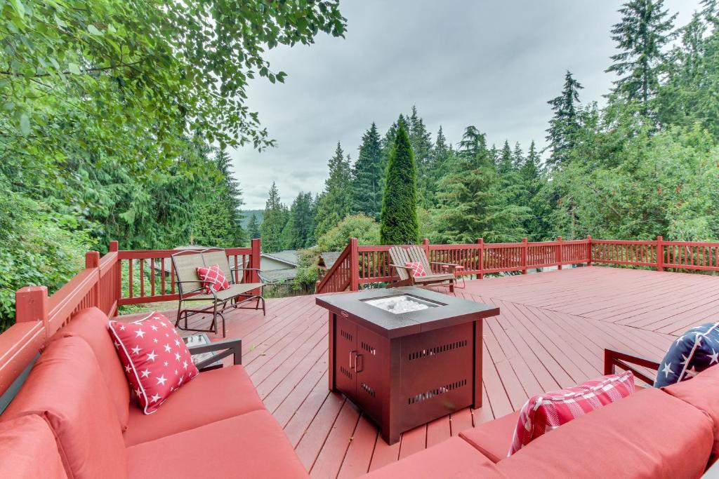 - Terraza roja con sofá y mesa en Family Friendly Funhouse Near Langley, en Langley