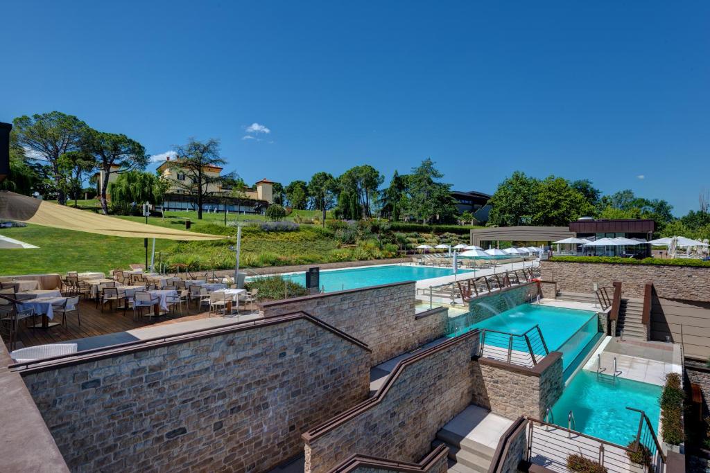 uma imagem de uma piscina num resort em Palazzo di Varignana em Varignana