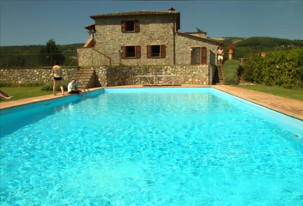 een villa met zwembad voor een gebouw bij Villa Podere S.Antonio in Orvieto