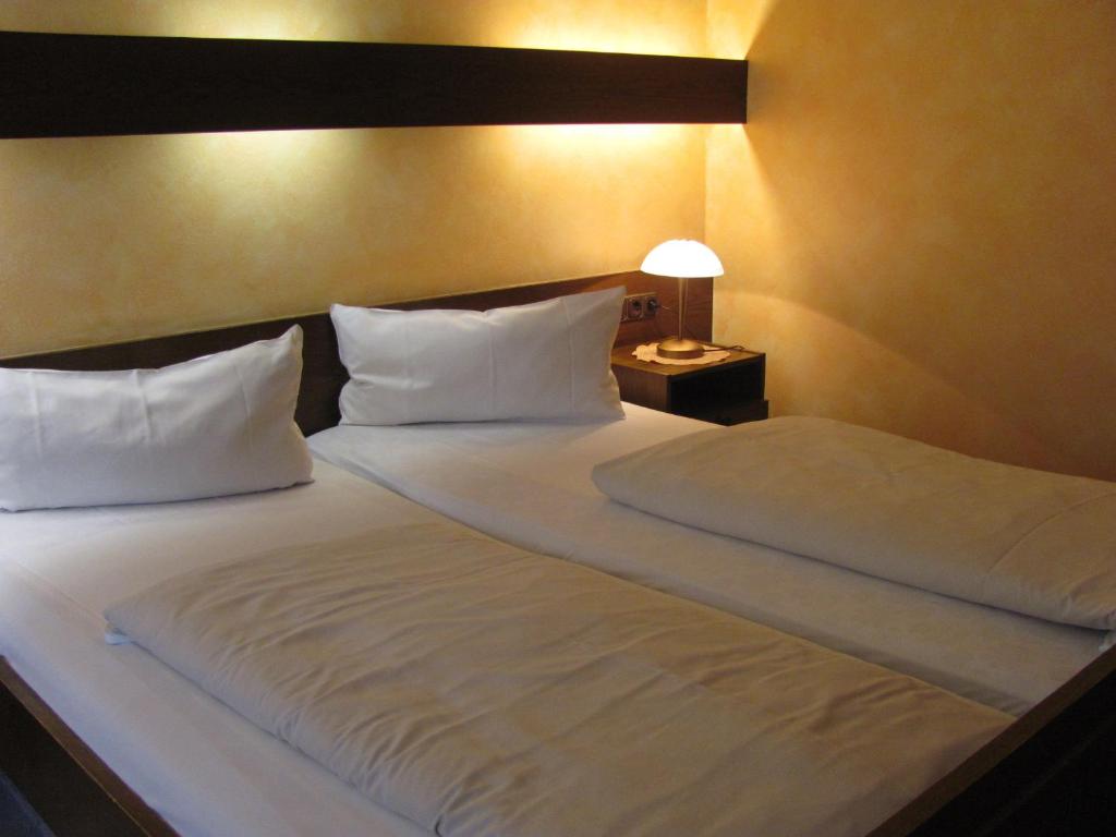 Postel nebo postele na pokoji v ubytování Hotel Zur Heide