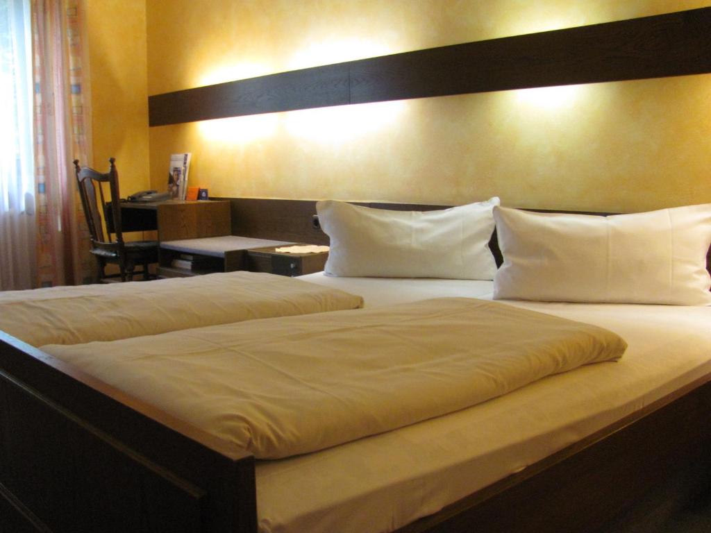 Postel nebo postele na pokoji v ubytování Hotel Zur Heide