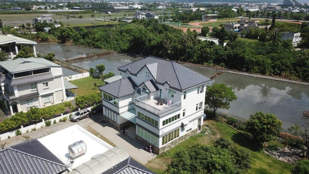 eine Luftansicht eines großen weißen Hauses in der Unterkunft Taitung Matsunogien in Taitung