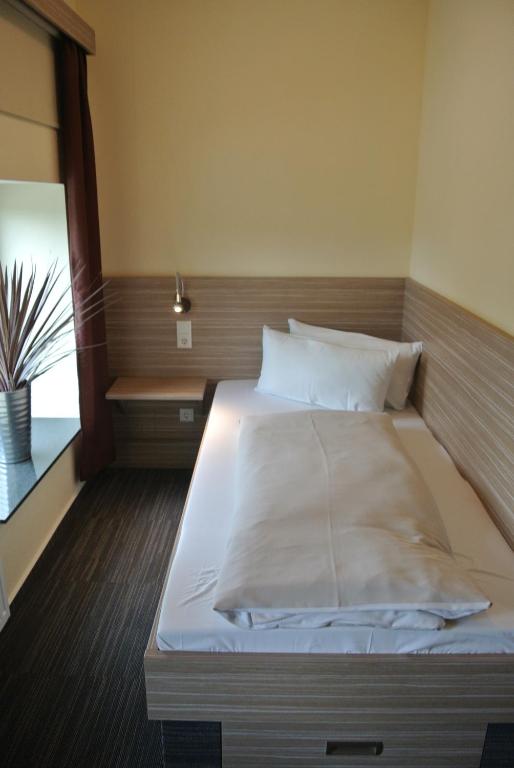 Postel nebo postele na pokoji v ubytování Hotel Zur Heide