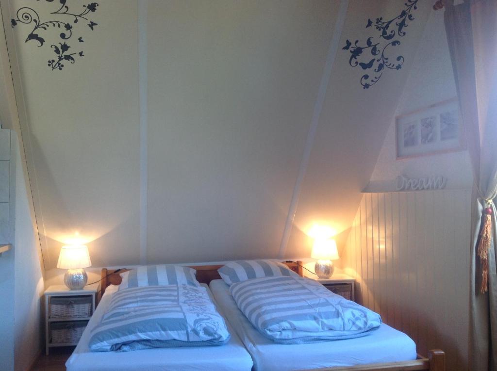 Dos camas en una habitación con dos luces encendidas. en De Slotruine, en Egmond aan den Hoef