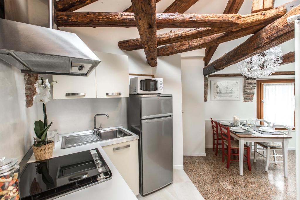 Kuchyňa alebo kuchynka v ubytovaní Design District Apartment R&R