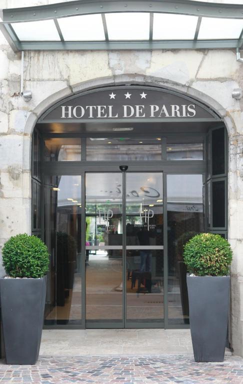 a hotel de paris entrance to a building at Hôtel de Paris in Besançon