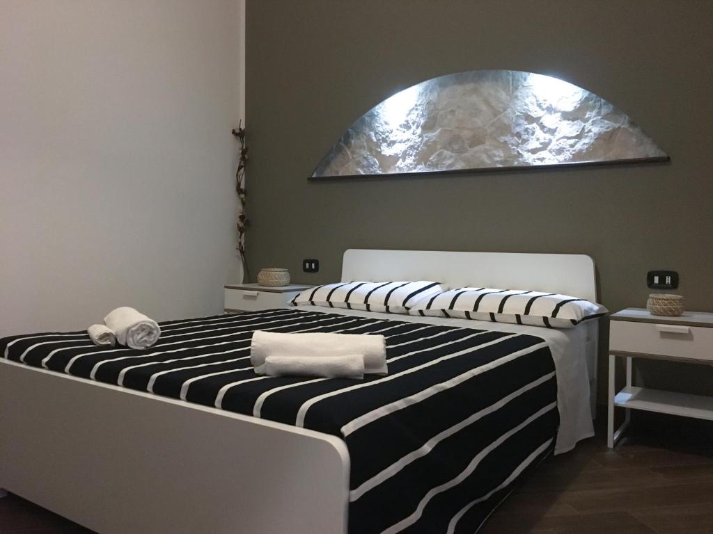 - un lit avec 2 serviettes dans une chambre dans l'établissement La Casa Nel barocco, à Naro