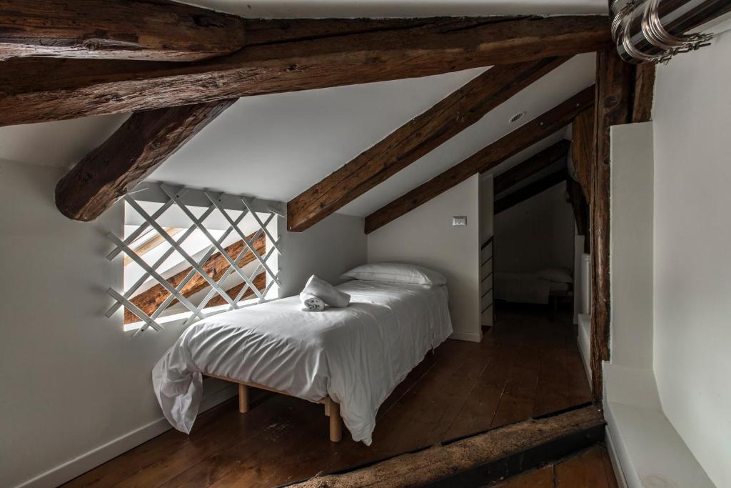 Posteľ alebo postele v izbe v ubytovaní Design District Apartment R&R