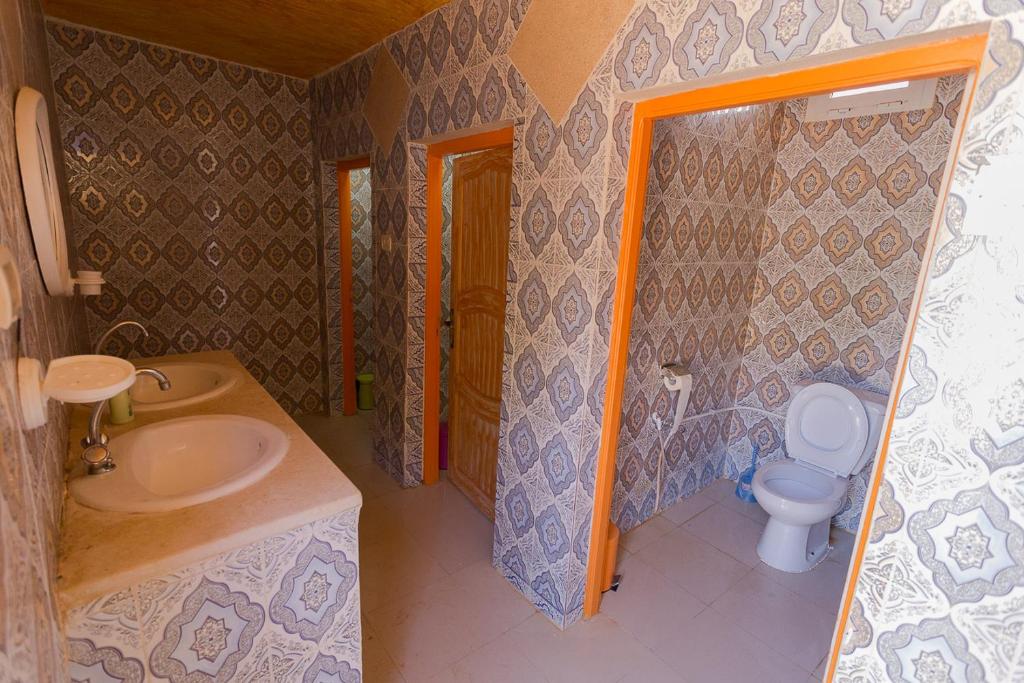 Qaşr GhīlānにあるL'Oasisの洗面台とトイレ付きの小さなバスルーム