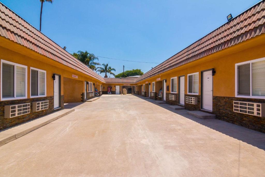 an empty alley between two yellow buildings at El Dorado Inn in Lynwood