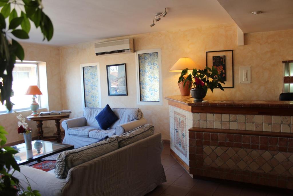 Posezení v ubytování Hôtel Le Clos des Pins