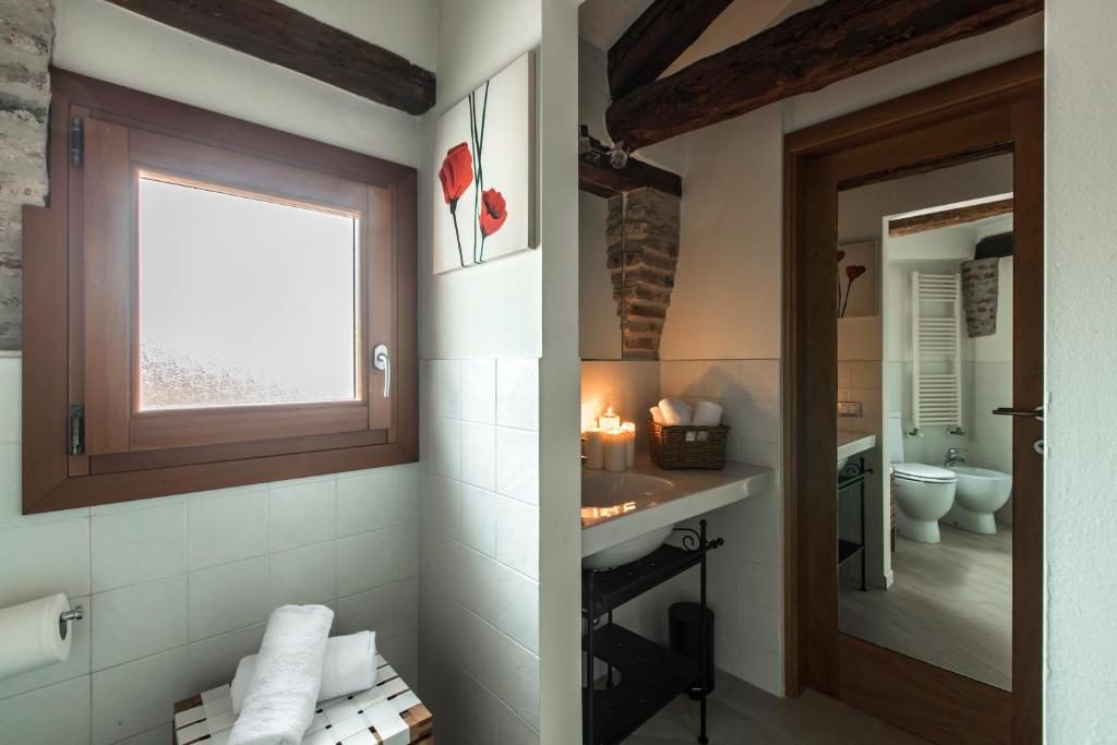 Kúpeľňa v ubytovaní Design District Apartment R&R