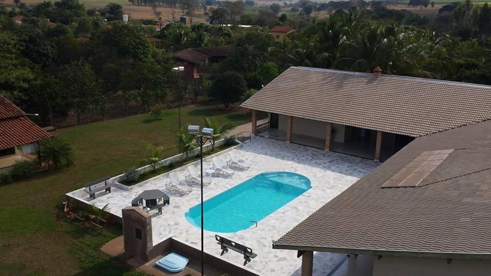 an aerial view of a swimming pool next to a house at Recanto Vale do Sol in Olímpia