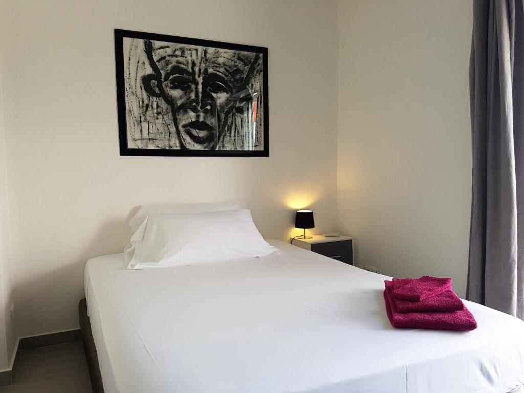 A bed or beds in a room at VIA DEL MARE | BED & BREAKFAST