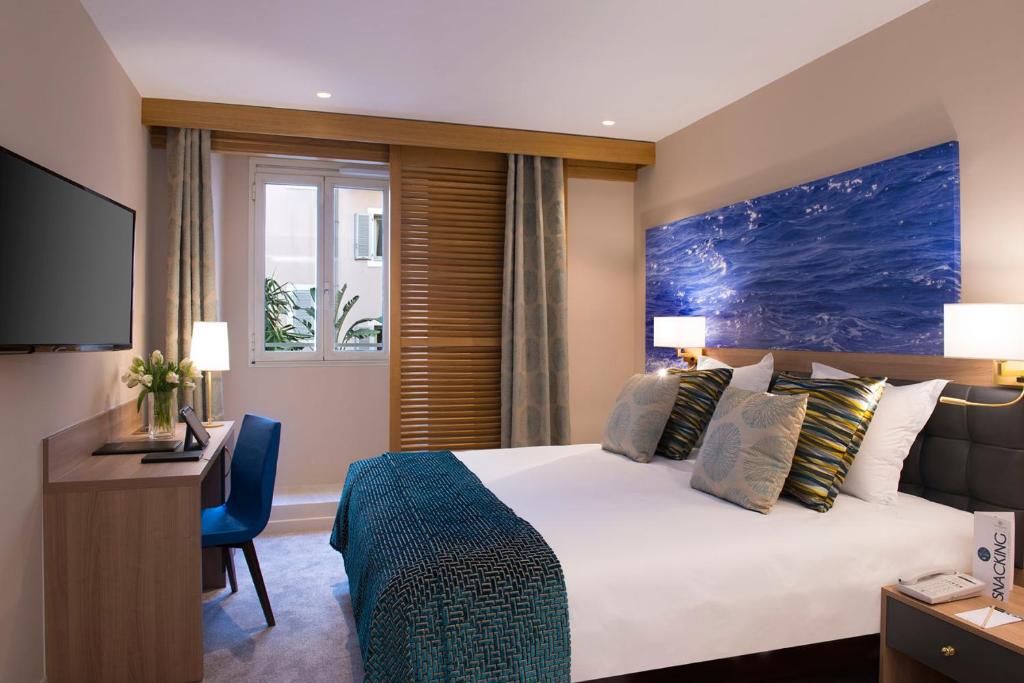 Uma TV ou centro de entretenimento em Hotel Beau Rivage