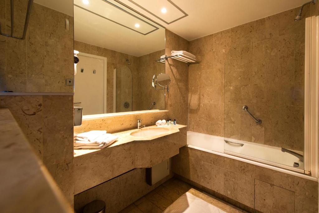 Um banheiro em Hotel Beau Rivage