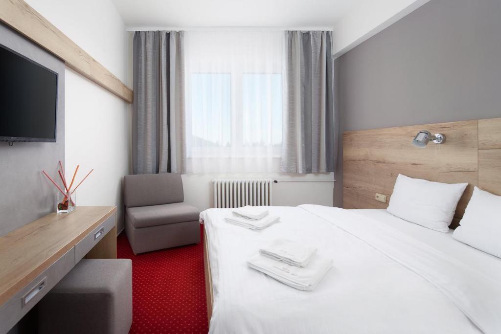 Postel nebo postele na pokoji v ubytování Hotel Červenohorské sedlo