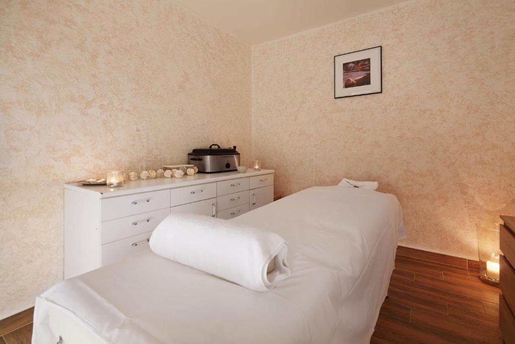 Postel nebo postele na pokoji v ubytování Hotel Červenohorské sedlo