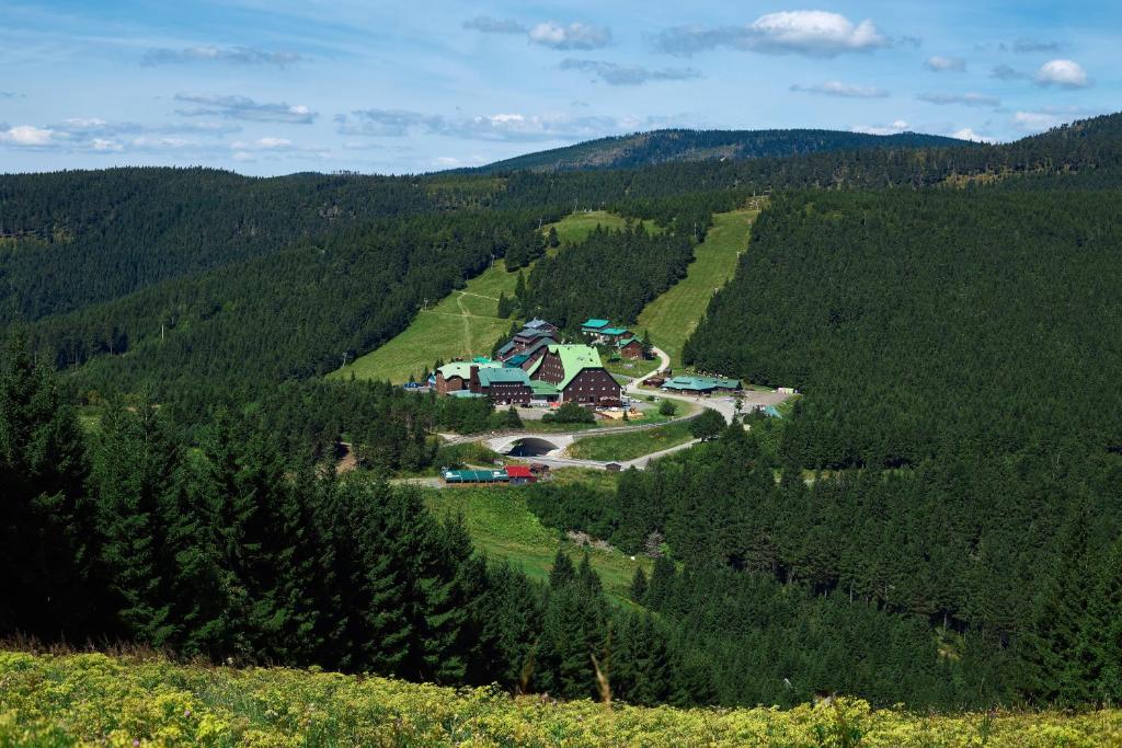 Nespecifikovaný výhled na hory nebo výhled na hory při pohledu z hotelu