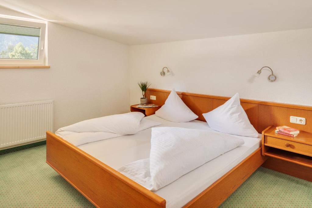 Postel nebo postele na pokoji v ubytování Hotel Enzian