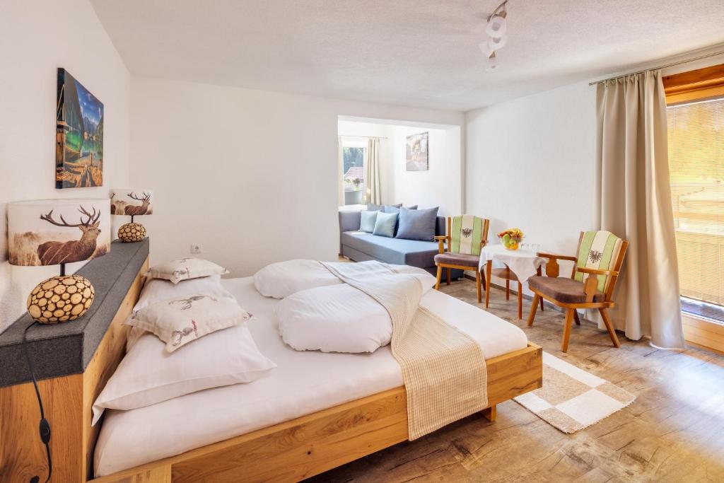 Postel nebo postele na pokoji v ubytování Hotel Enzian