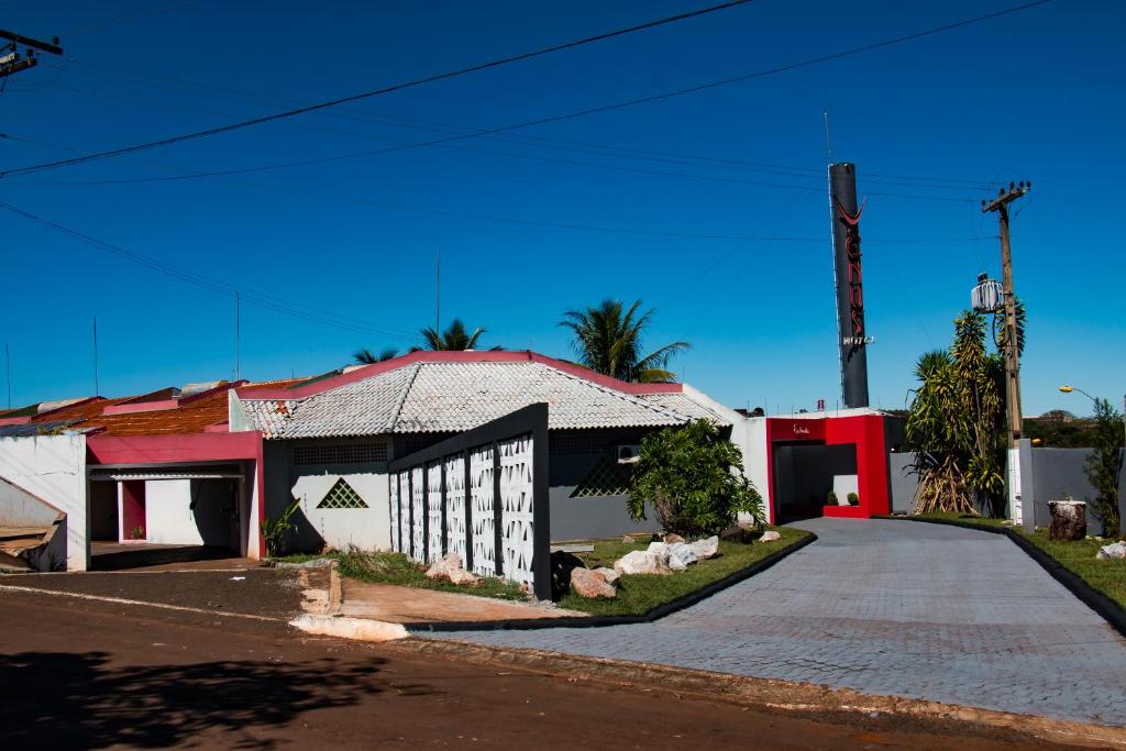 un edificio con una puerta al lado de una calle en Rodotel Venus (Adults Only), en Jataí