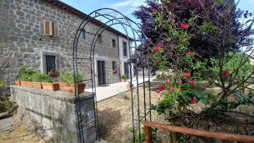 a garden with a gate in front of a building at B&B Paternocchio in Montefiascone