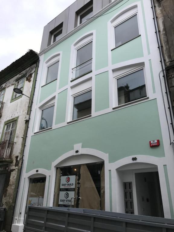 un edificio azul y blanco con un ventanal en Happy House, en Ponta Delgada