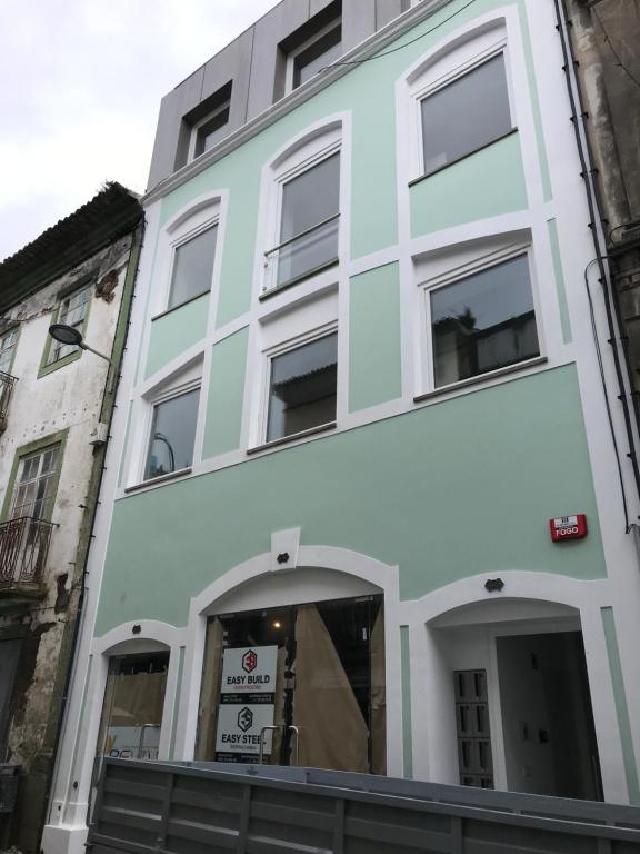 un edificio blu e bianco con una vetrina di Happy House a Ponta Delgada