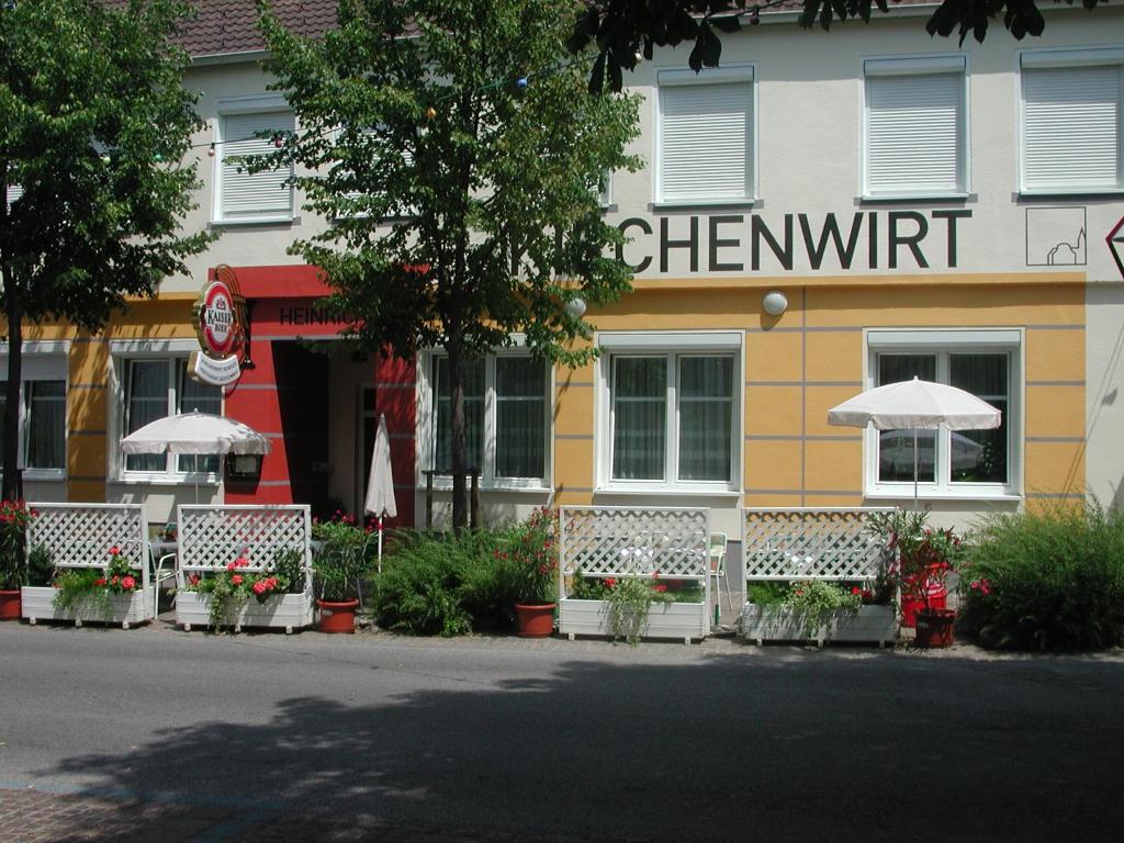 een restaurant met banken voor een gebouw bij Kirchenwirt Heinrich Gasthof in Deutschkreutz