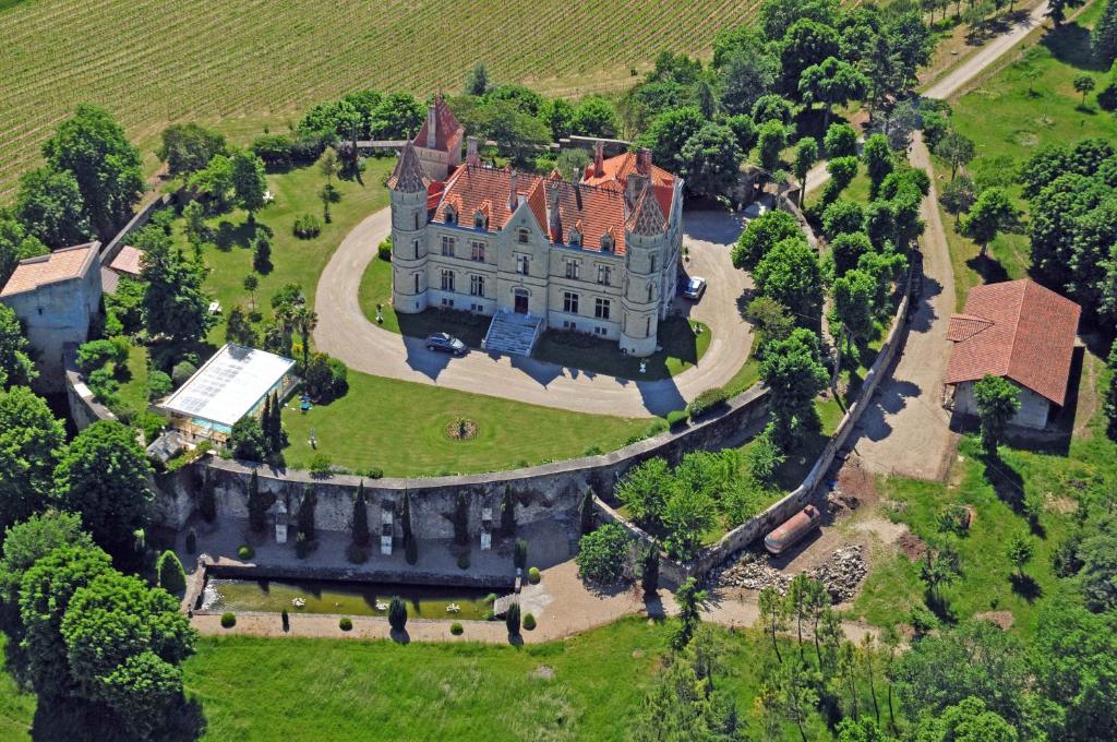 una vista aérea de un antiguo castillo en un campo en Chateau Moncassin, en Leyritz-Moncassin