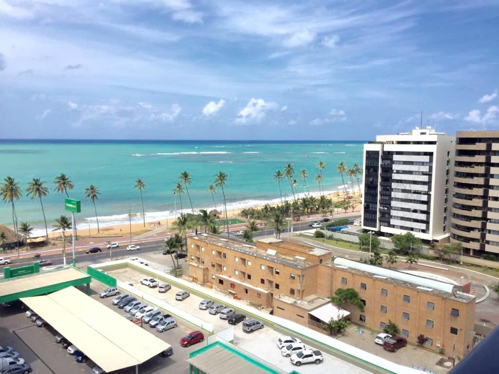 マセイオにあるApartamento Port Ville Mar Azulの建物から海岸の景色を望めます。
