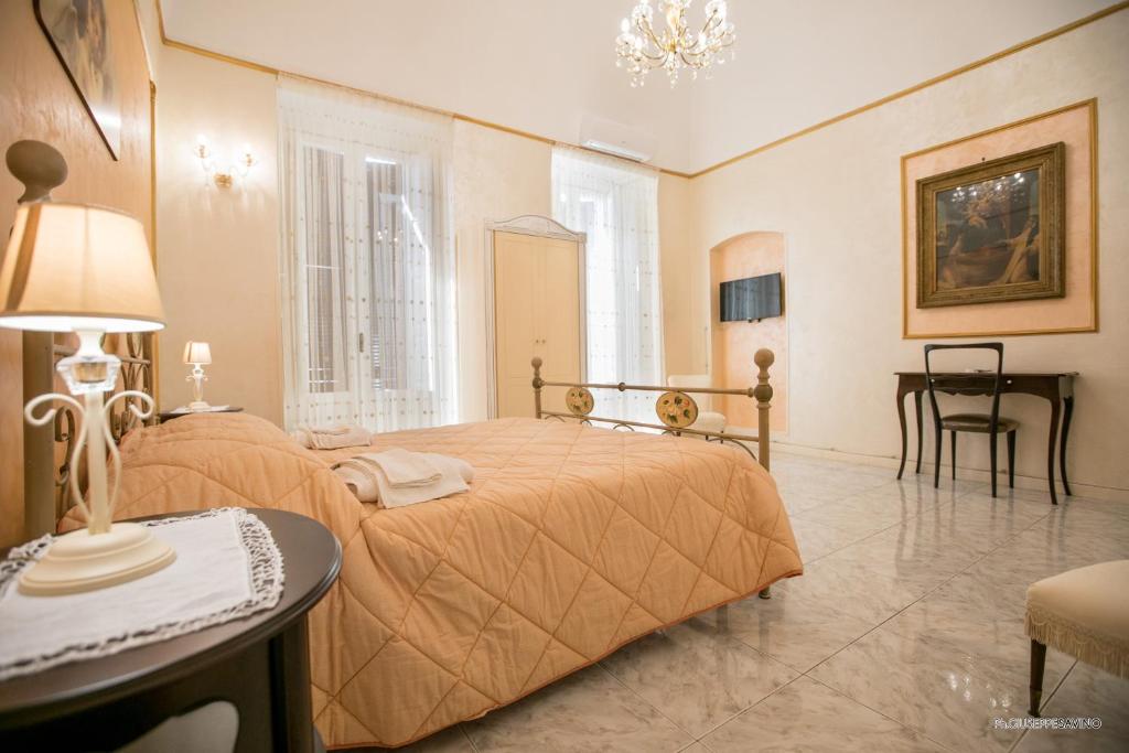sypialnia z łóżkiem i stołem oraz stół sidx sidx sidx w obiekcie B&B Nonna Lella w mieście Palo del Colle