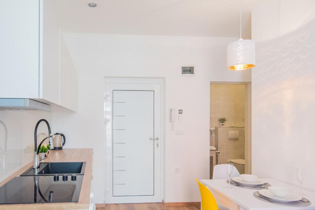 Leona Deluxe Apartments - 19