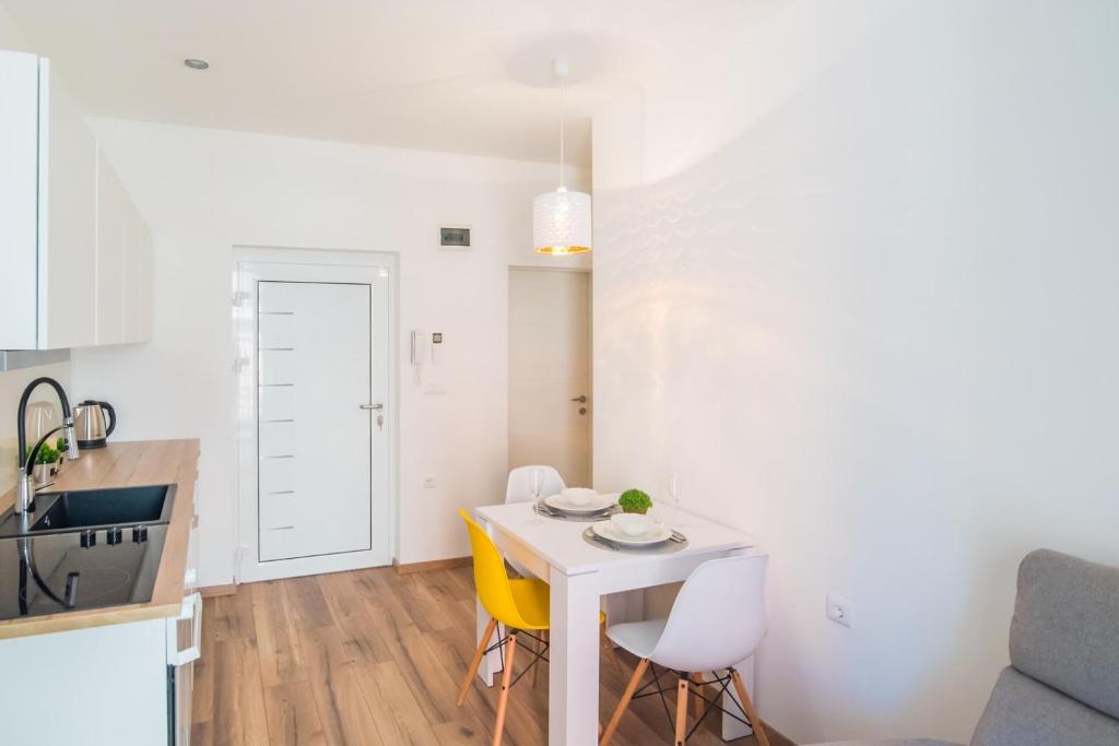 Leona Deluxe Apartments - 18