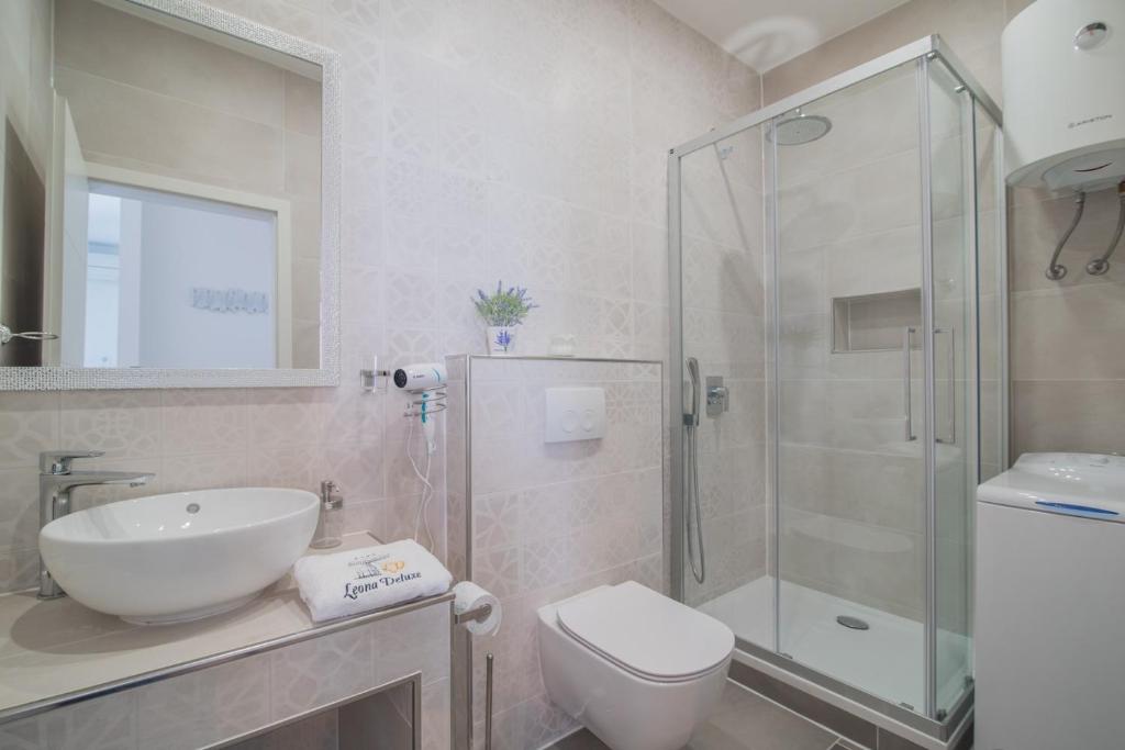 Leona Deluxe Apartments - 16