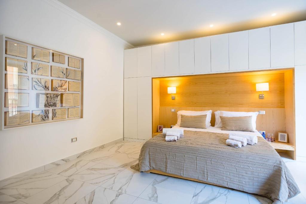Un dormitorio con una cama grande con toallas. en Luxury Suite Corso Umberto, en Taormina