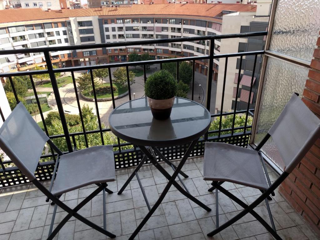 ログローニョにあるManzanera, junto Ayuntamiento y Riojaforumのテーブル(椅子2脚付)、バルコニー(鉢植えの植物付)