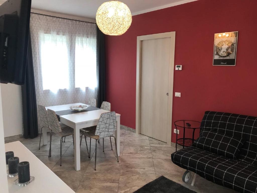 sala de estar con mesa y sofá en Nel cuore dell'Ossola, en Pallanzeno