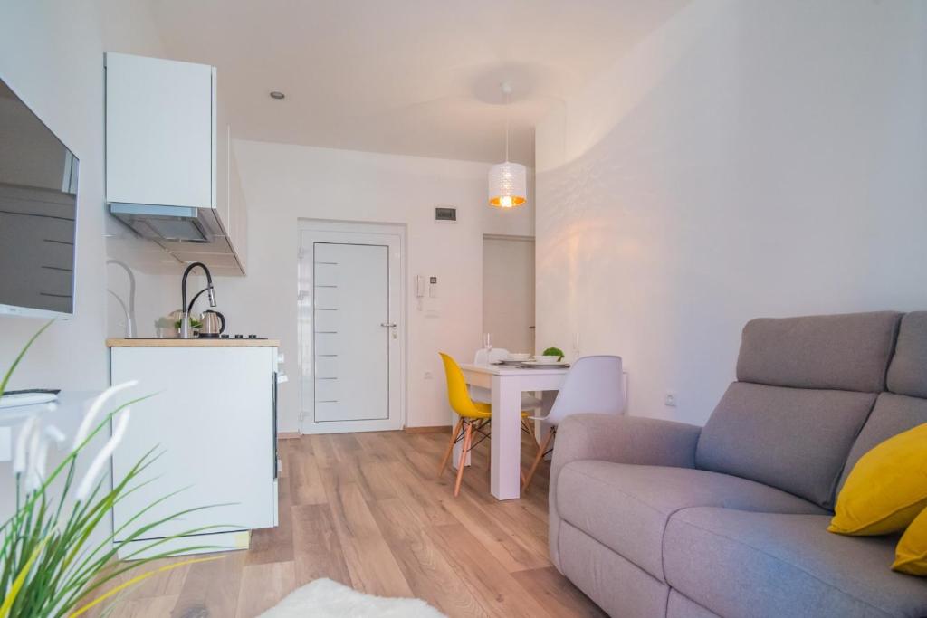 Leona Deluxe Apartments - 9