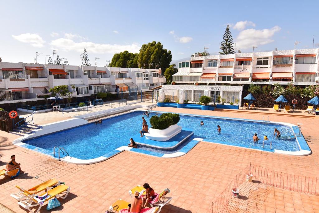 una piscina en un hotel con gente dentro en Chaparral, en Costa del Silencio