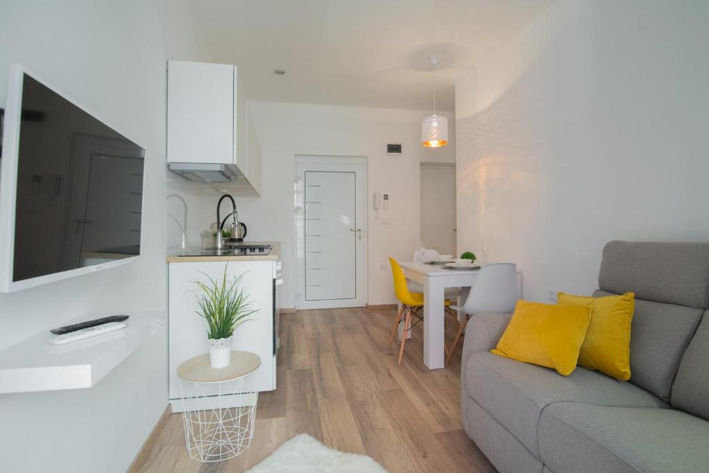 Leona Deluxe Apartments - 8