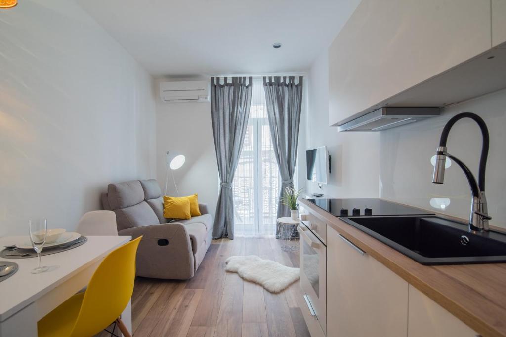 Leona Deluxe Apartments - 7