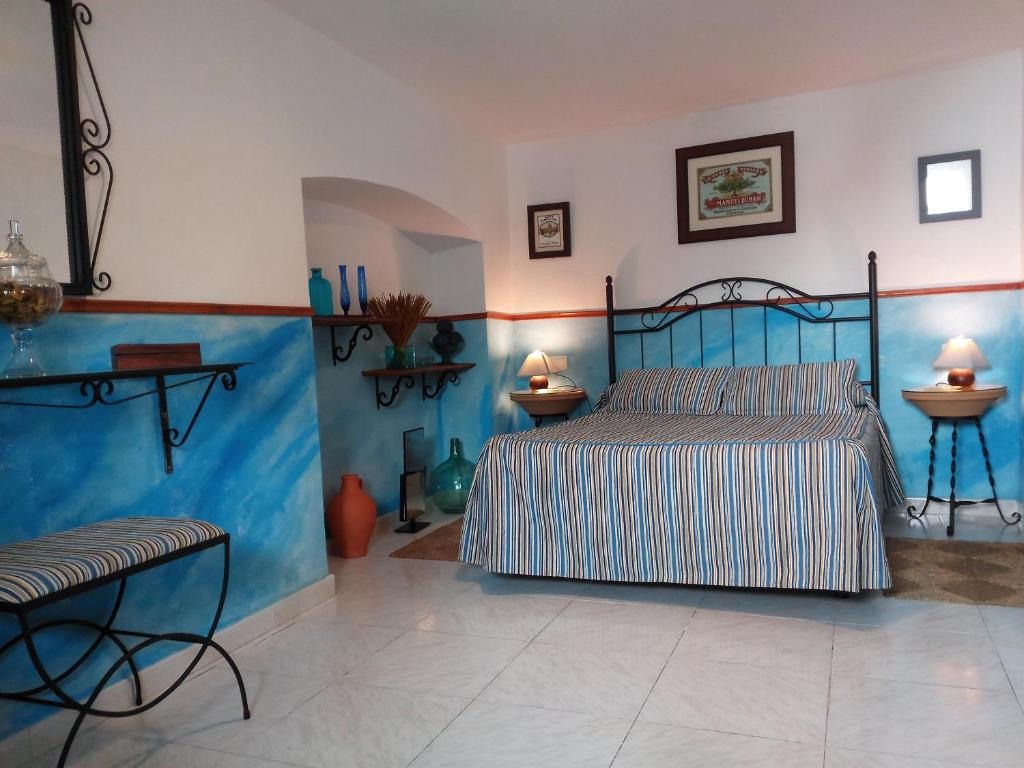 カサジャ・デ・ラ・シエラにあるBarrio Nuevoのベッドルーム1室(ベッド1台、サイドテーブル2台付)