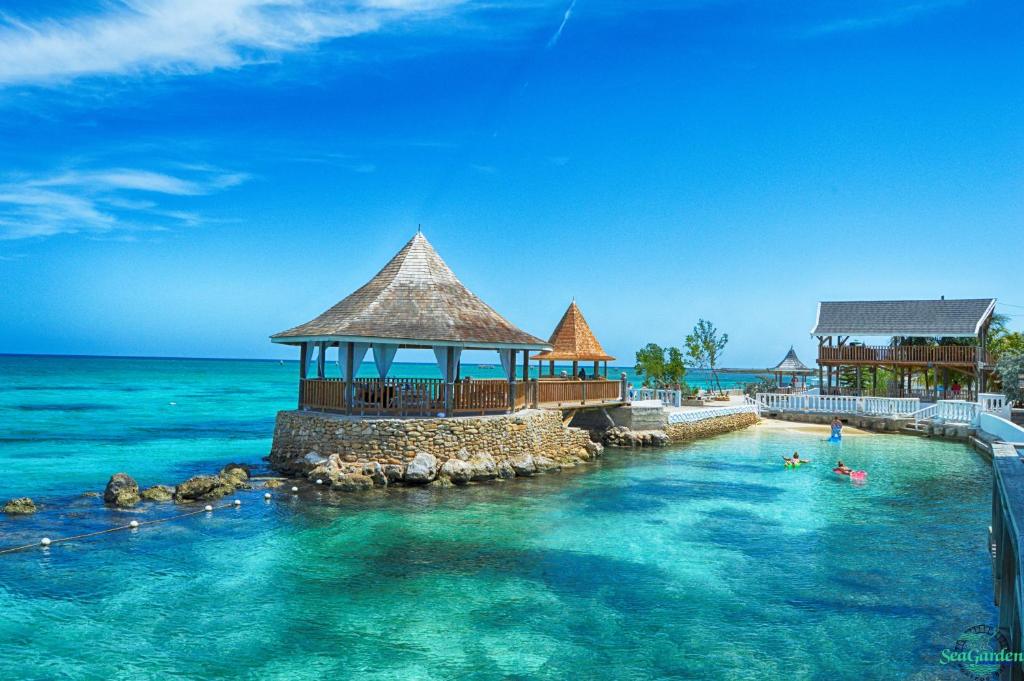 ein Resort im Ozean mit einem Pavillon im Wasser in der Unterkunft SeaGarden Beach Resort - All Inclusive in Montego Bay