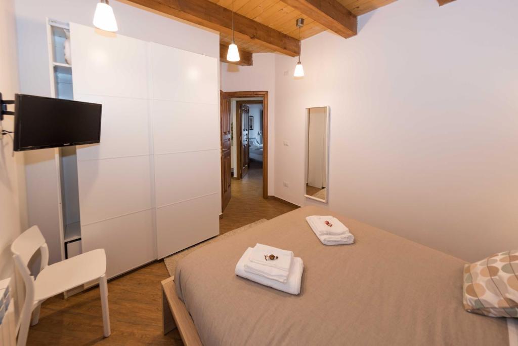 Una habitación con una mesa con dos toallas. en Lasi house, en Serra San Bruno