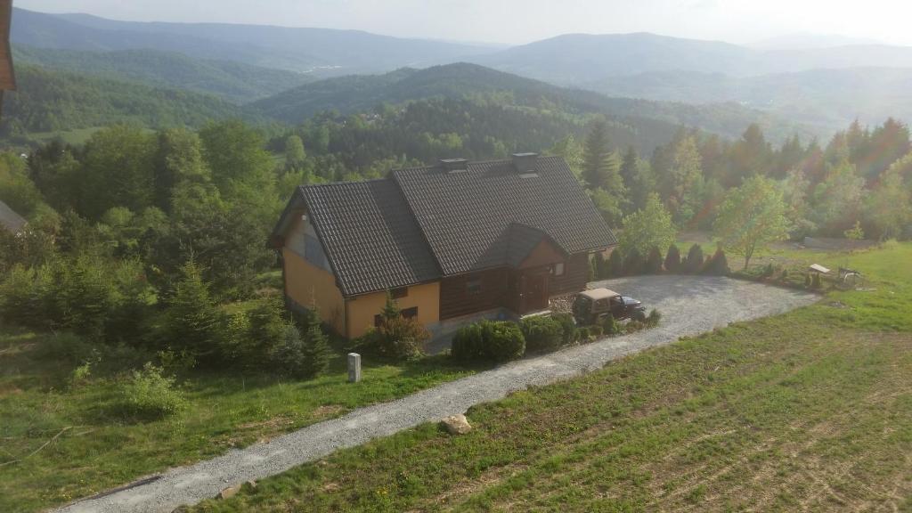 een huis aan de zijkant van een heuvel met een weg bij Mountain cabin in Pcim