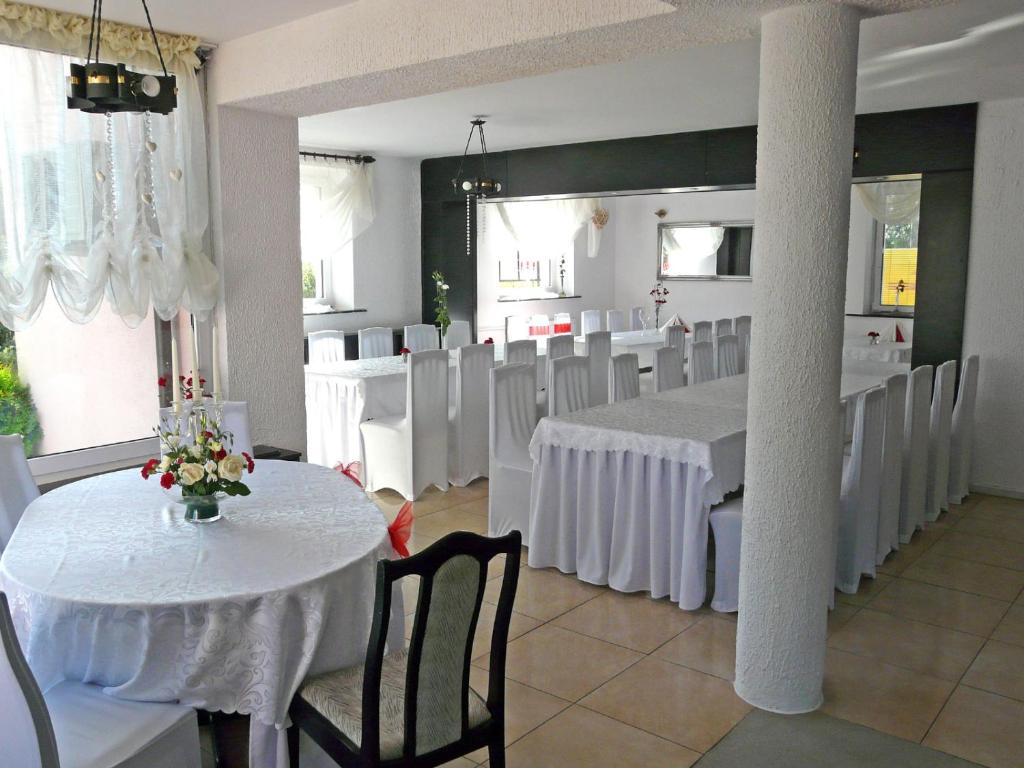 Reštaurácia alebo iné gastronomické zariadenie v ubytovaní Villa Vivian